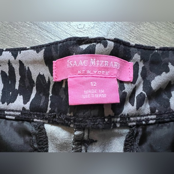 Isaac Mizrahi Distressed Leopard Print Structured Shorts in Black & Gray Size 12 - Picture 8 of 13